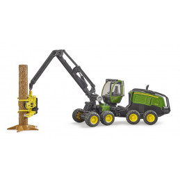 Juguete procesadora forestal John Deere 1270G de Bruder a escala 1:16 con un tronco.