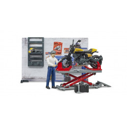 Taller de motos bworld con moto Scrambler Ducati Full Throttle a escala 1:16 y equipamiento de juguete.