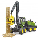 Juguete procesadora forestal John Deere 1270G de Bruder a escala 1:16 con un tronco.