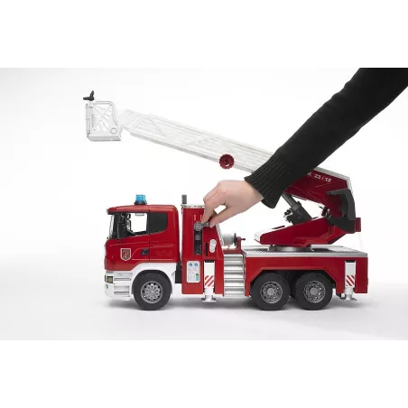 Camión de bomberos de juguete SCANIA de Bruder a escala 1:16 fabricado en plástico ABS.