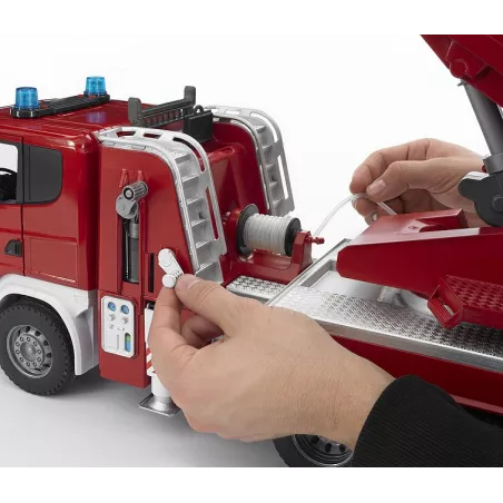 Camión de bomberos de juguete SCANIA de Bruder a escala 1:16 fabricado en plástico ABS.