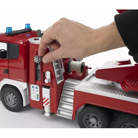 Camión de bomberos de juguete SCANIA de Bruder a escala 1:16 fabricado en plástico ABS.