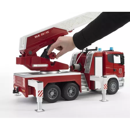 Camión de bomberos de juguete SCANIA de Bruder a escala 1:16 fabricado en plástico ABS.