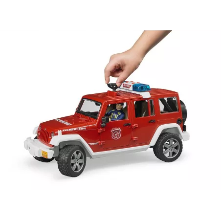 Jeep Wrangler de bomberos de juguete Bruder con figura de bombero y luces de emergencia.