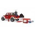 Jeep Wrangler de bomberos de juguete Bruder con figura de bombero y luces de emergencia.