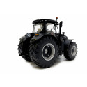 Réplica a escala 1:32 del tractor Case IH Optum 300 CVX Black Edition en metal negro mate para coleccionistas.