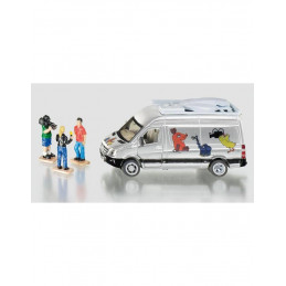 Vehículo de transmisión de televisión Mercedes Sprinter a escala 1:50 con tres figuras de juguete.