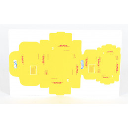 Paquetes de juguete de DHL de Bruder, set de 8 cajas de cartón precortadas para camiones de reparto.