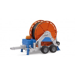 Remolque de riego de juguete Bruder a escala 1:16 con manguera y bomba funcional para tractores infantiles.