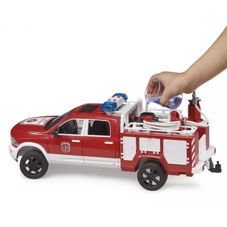 Camión de bomberos RAM 2500 de Bruder a escala 1:16 con cañón de agua funcional