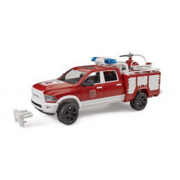 Camión de bomberos RAM 2500 de Bruder a escala 1:16 con cañón de agua funcional