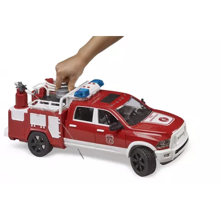 Camión de bomberos RAM 2500 de Bruder a escala 1:16 con cañón de agua funcional