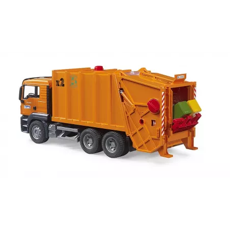 Camión de basura de juguete MAN TGS de Bruder a escala 1:16 con sistema de carga mecánico.
