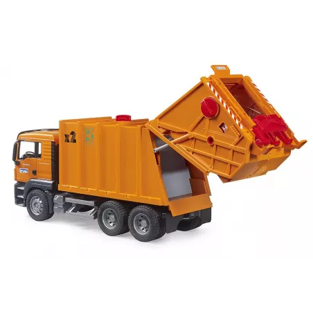 Camión de basura de juguete MAN TGS de Bruder a escala 1:16 con sistema de carga mecánico.
