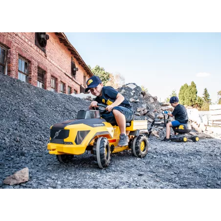 Camión de pedales RollyTruck Volvo para niños de 3 a 8 años con asiento ajustable y ruedas silenciosas.