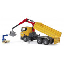Camión de obra de juguete Scania Super 560R Bruder a escala 1:16 con grúa giratoria y dos palés.