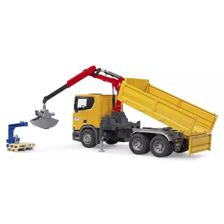 Camión de obra de juguete Scania Super 560R Bruder a escala 1:16 con grúa giratoria y dos palés.