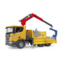 Camión de obra de juguete Scania Super 560R Bruder a escala 1:16 con grúa giratoria y dos palés.