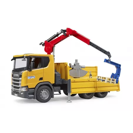 Camión de obra de juguete Scania Super 560R Bruder a escala 1:16 con grúa giratoria y dos palés.